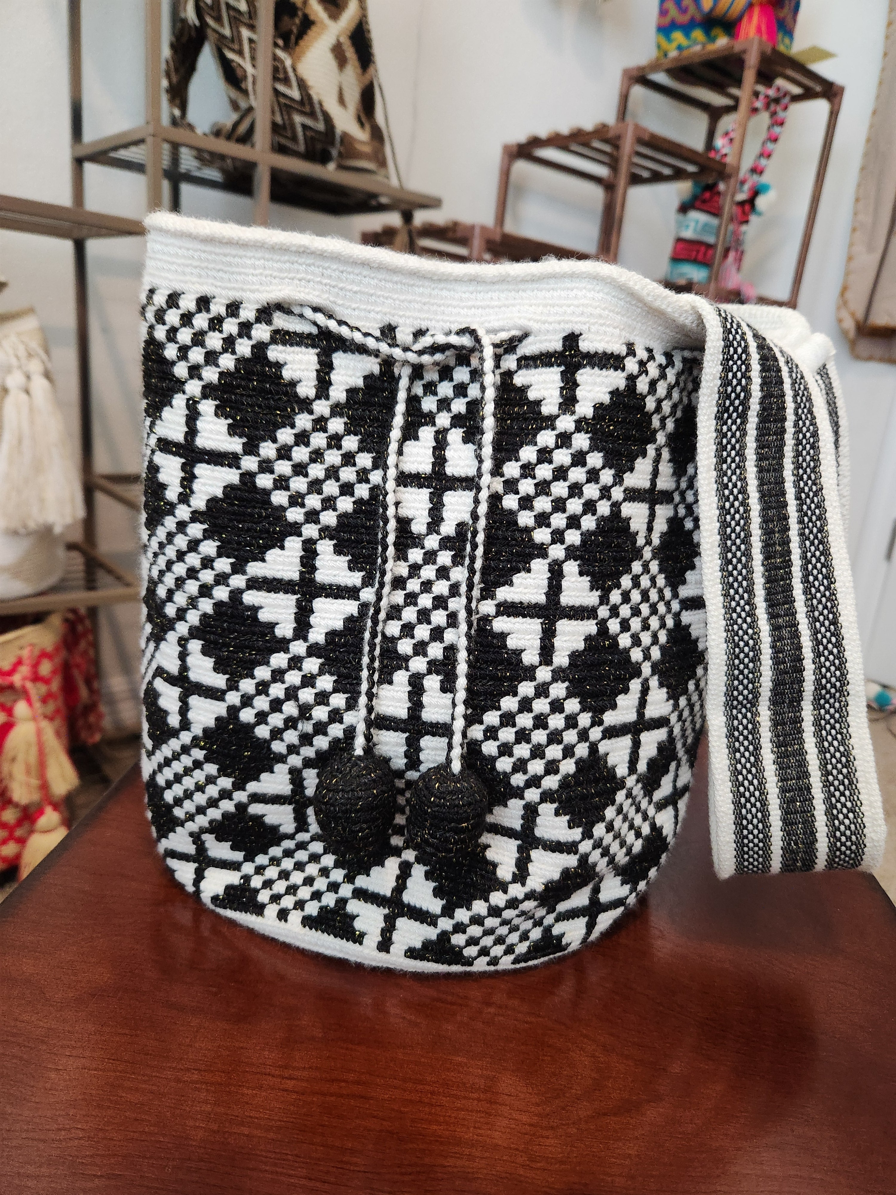 Bolsa Artesanal Wayúu - Blanco y Negro / Un Hilo (Grande - 11")