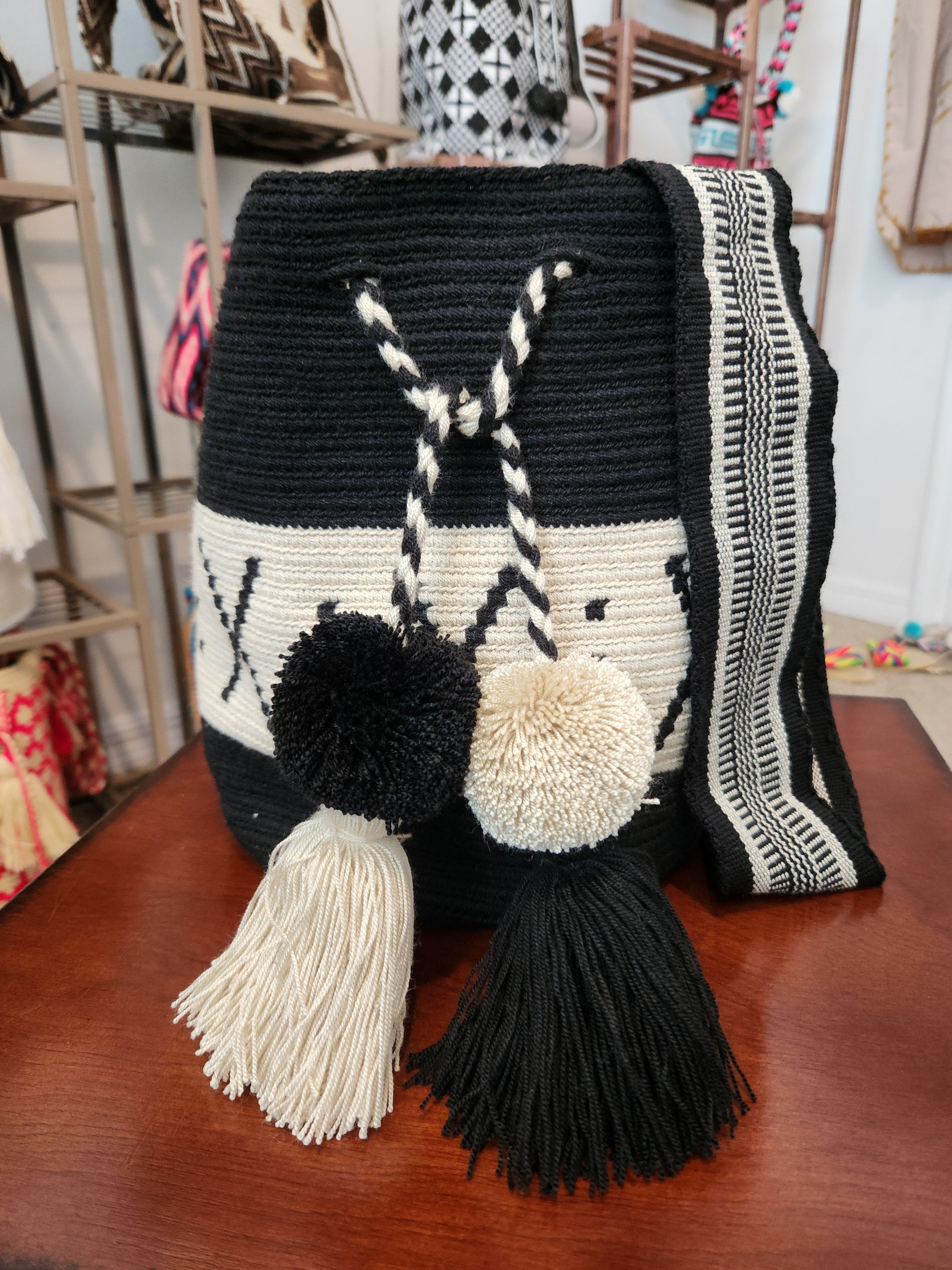 Bolsa Artesanal Wayúu - Negra con Franja Blanca / Un Hilo (Grande - 11")